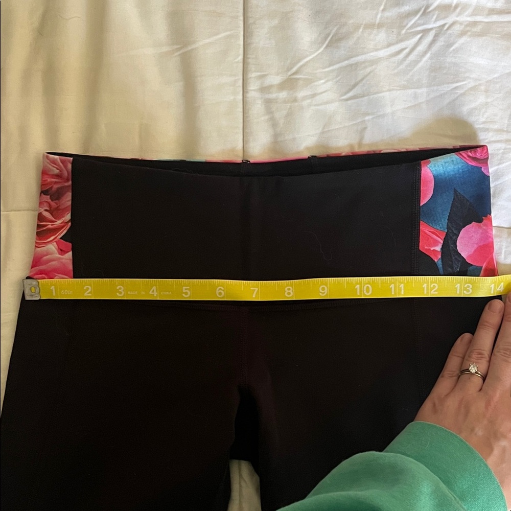 Lululemon Capri Black Floral Print Mid Rise Legging Size 6 - Picture 6 of 9